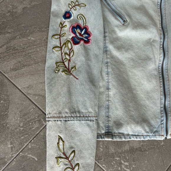 Candie's moto embroidered jean jacket - like new - Picture 8 of 11